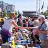 Mann und Frau geben sich auf dem Flohmarkt die Hand