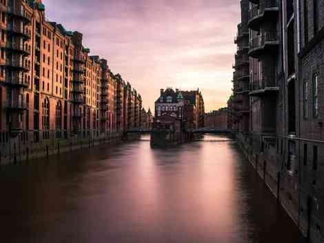 Blick auf die Hamburger Speicherstadt bei Sonnenuntergang