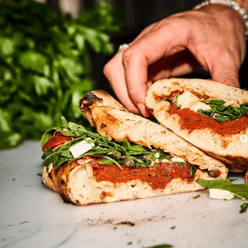 Bolles Pizza Sandwich liegt auf einer Fläche.