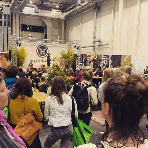 Viele Menschen zu Besuch beim Heldenmarkt.