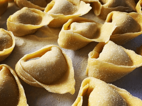 Blick von oben auf handgemachte Tortelloni