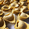 Blick von oben auf handgemachte Tortelloni