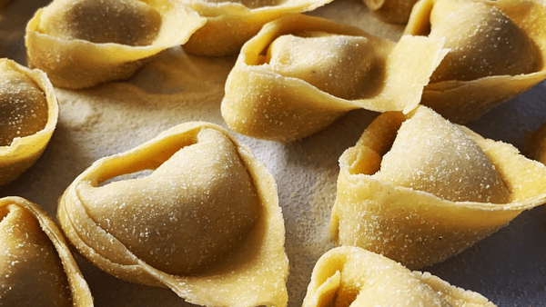 Blick von oben auf handgemachte Tortelloni