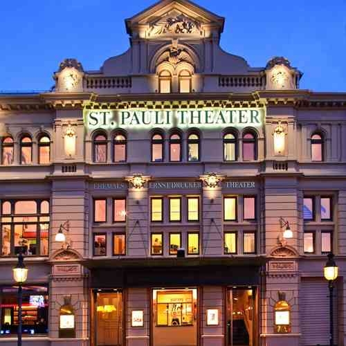 Die Fassade des St. Pauli Theaters ist hell erleuchtet.