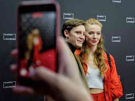 Personen werden auf dem roten Teppich des Filmfests fotografiert.