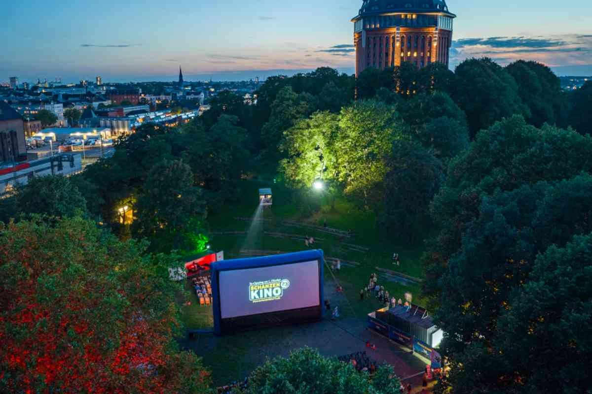 Open-Air-Schanzen Kino Leinwand aus Vogelperspektive