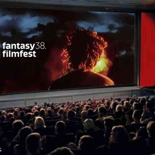 Ein Kinosaal voller Menschen, auf der Leinwand ist die Werbung für das fantasy filmfest zu sehen