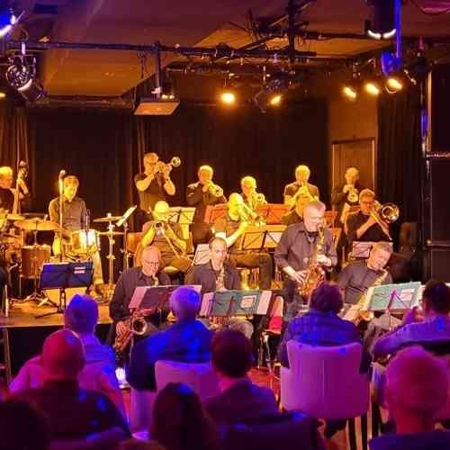 Big Band spielt vor Publikum auf einer Bühne