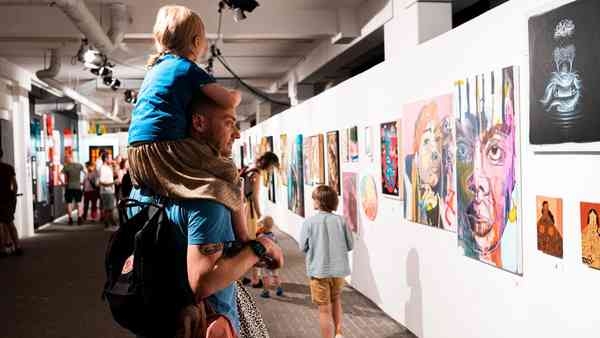 Besucher sehen sich Kunst im Millerntor Stadion an