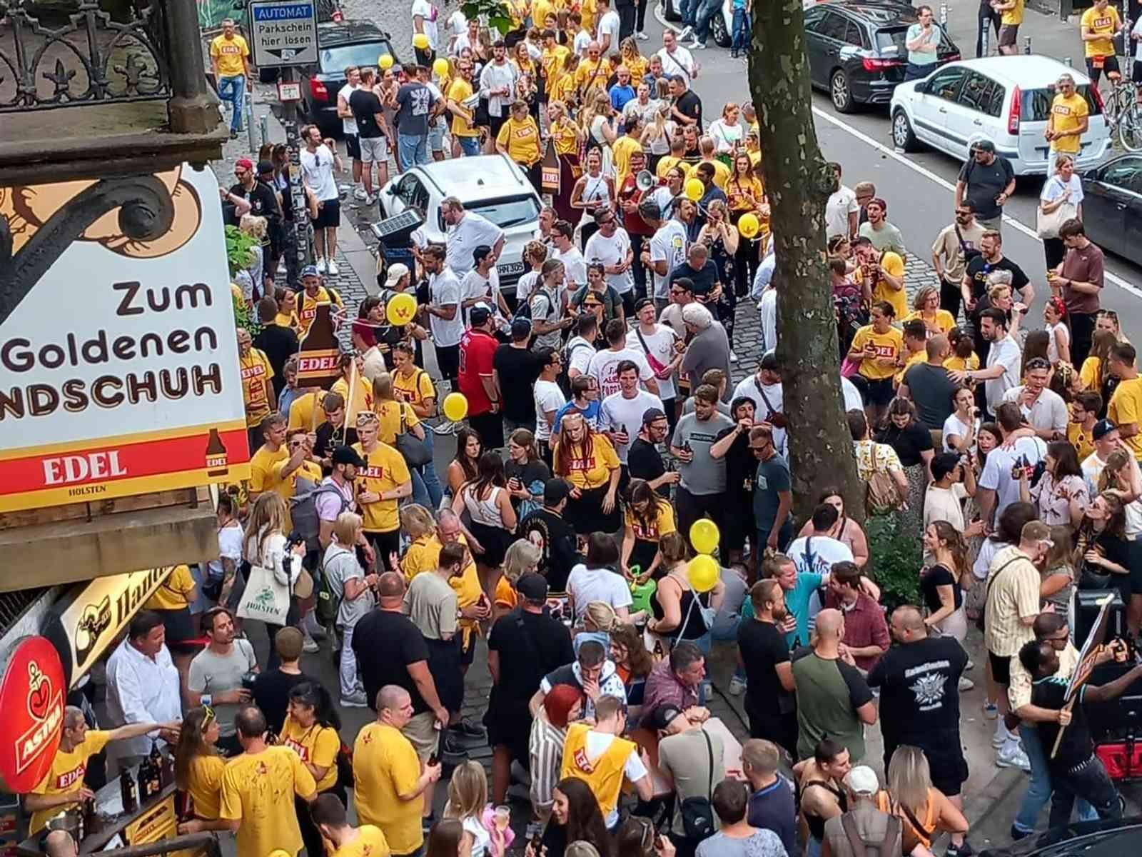 Viele Personen stehen vor dem goldenen Handschuh