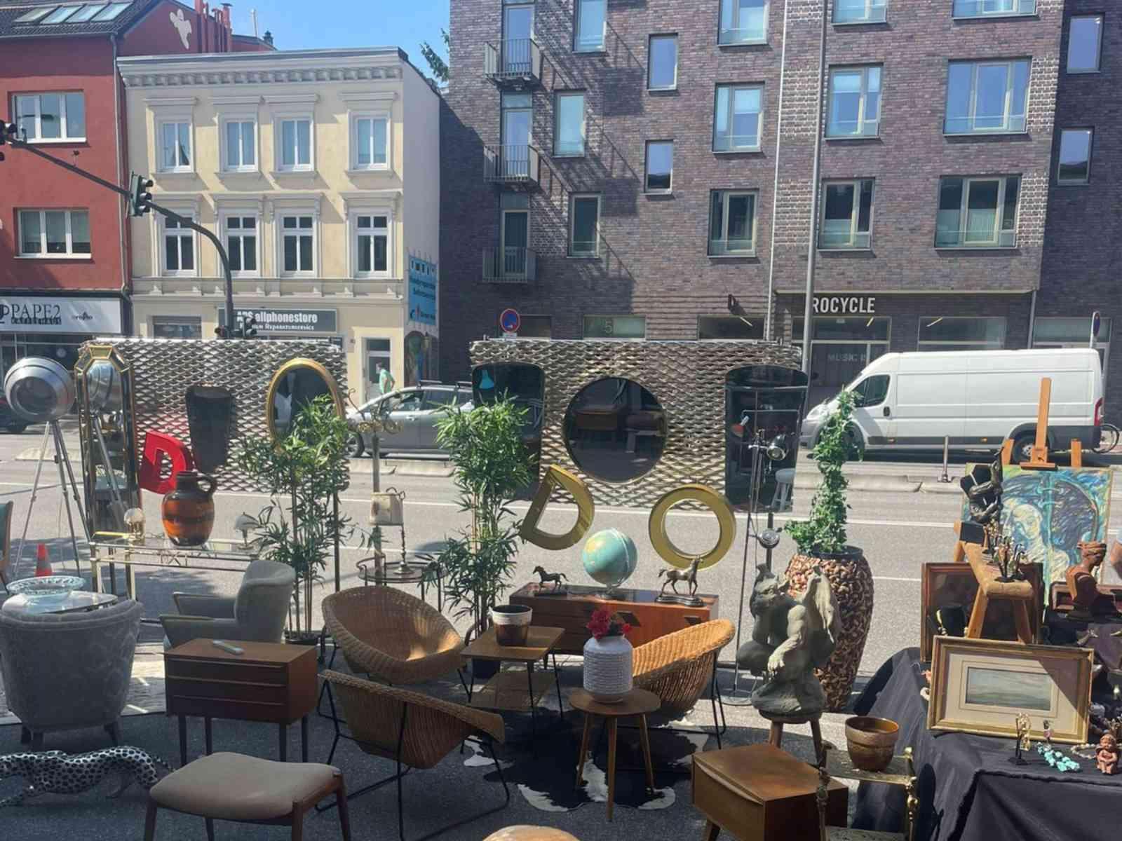 Vintage Möbel stehen an einem Straßenstand