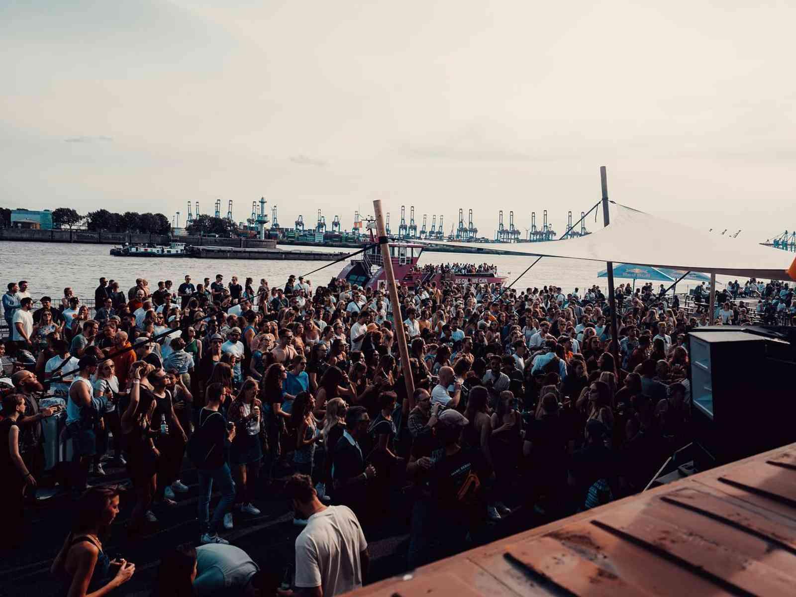 Menschenmasse auf einem Festival am Hafen in Hamburg mit Kränen im Hintergrund