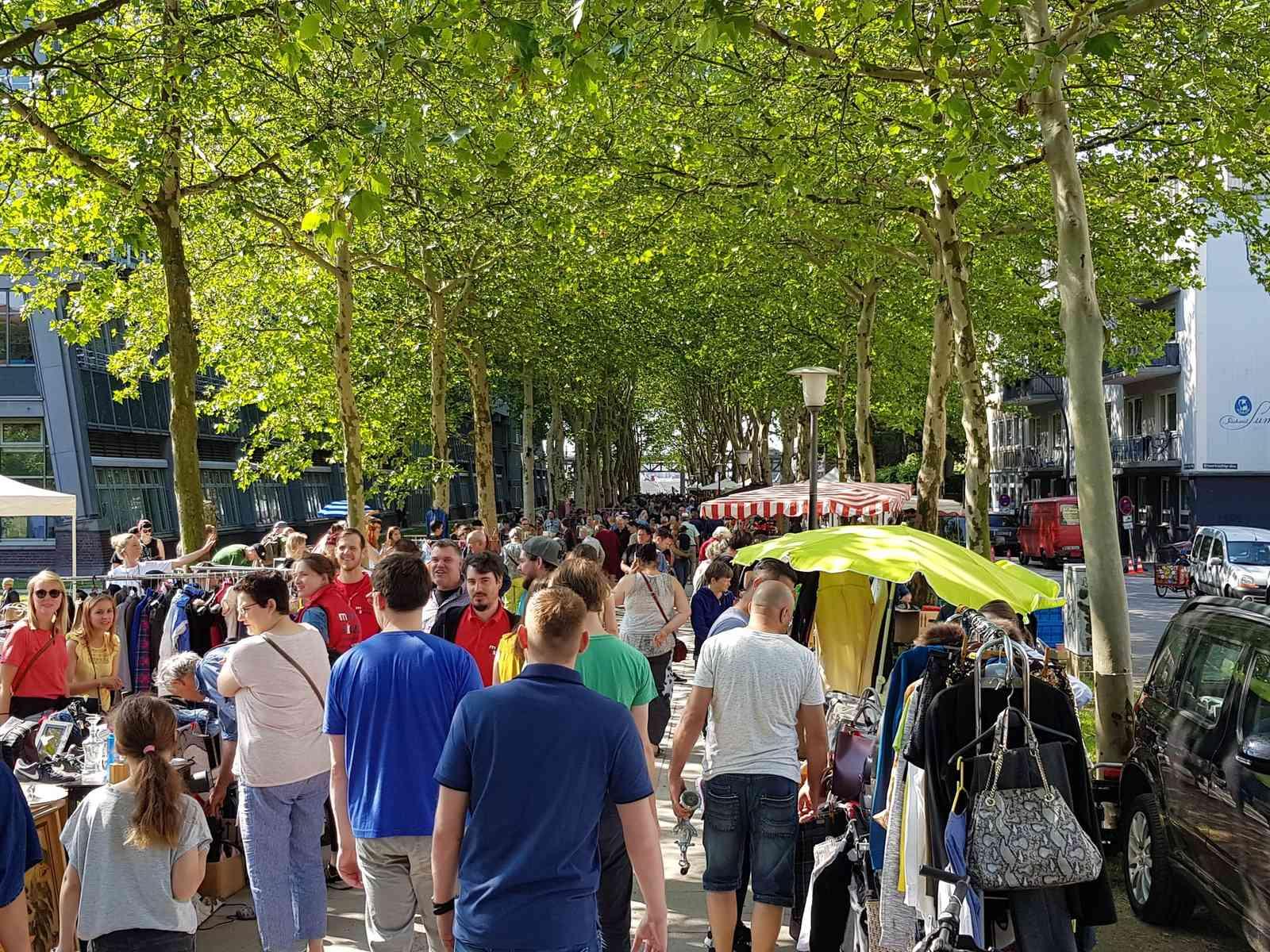 Personen auf dem Flohmarkt auf der Michelwiese