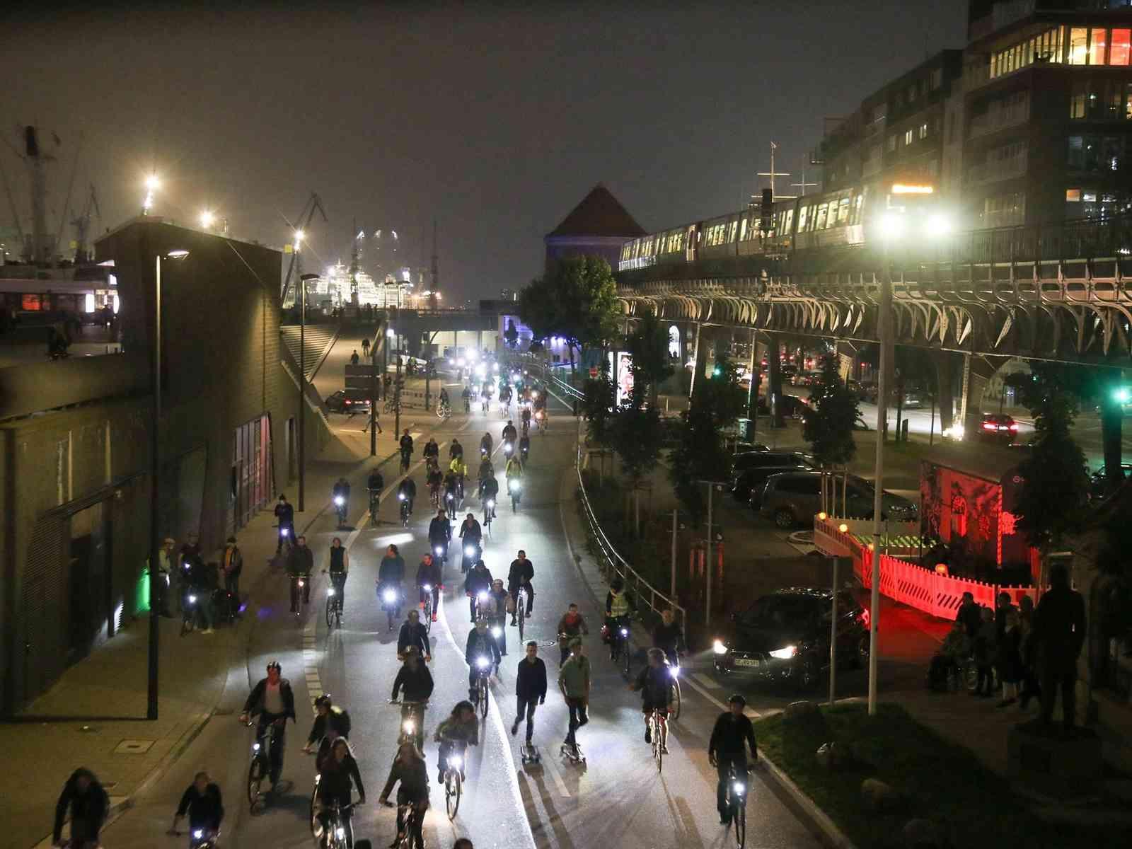 Fahrradfahrende Personen im Dunkeln