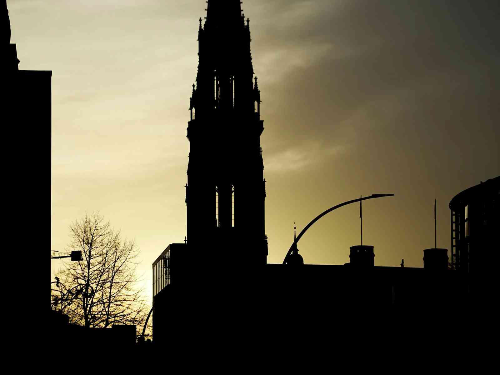 Kirchturm in der goldenen Stunde fotografiert.