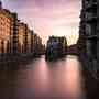 Blick auf die Hamburger Speicherstadt bei Sonnenuntergang