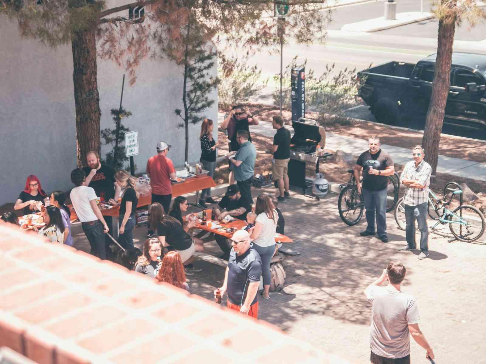 Personen von einem Balkon fotografiert auf einem Straßenfest.