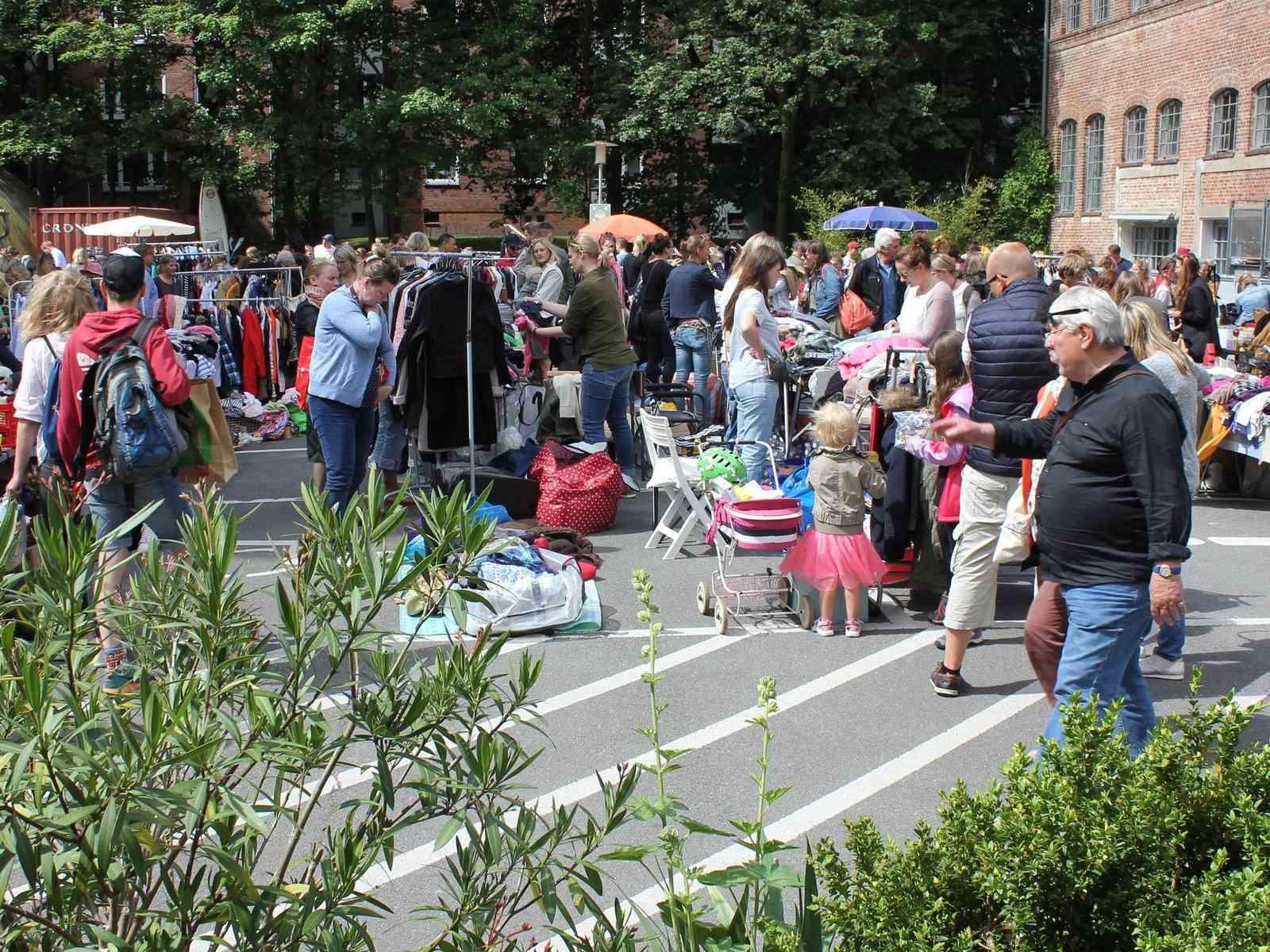 Personen auf einem Flohmarkt