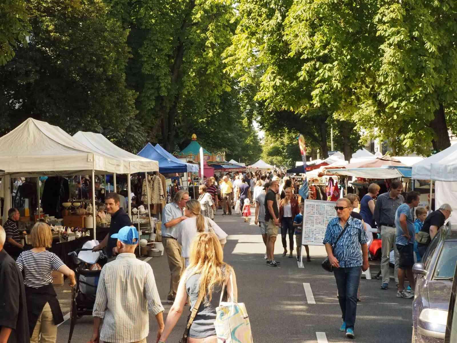 Personen laufen über einen Flohmarkt