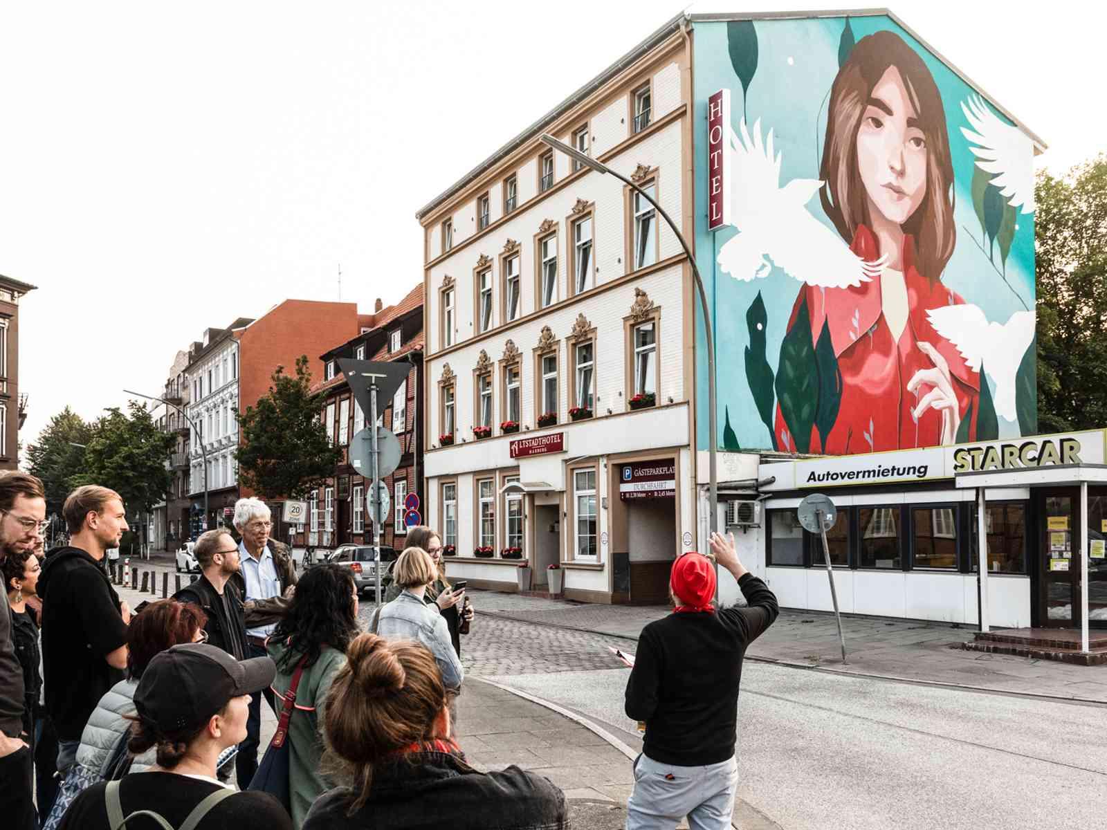 Personen vor einem Mural