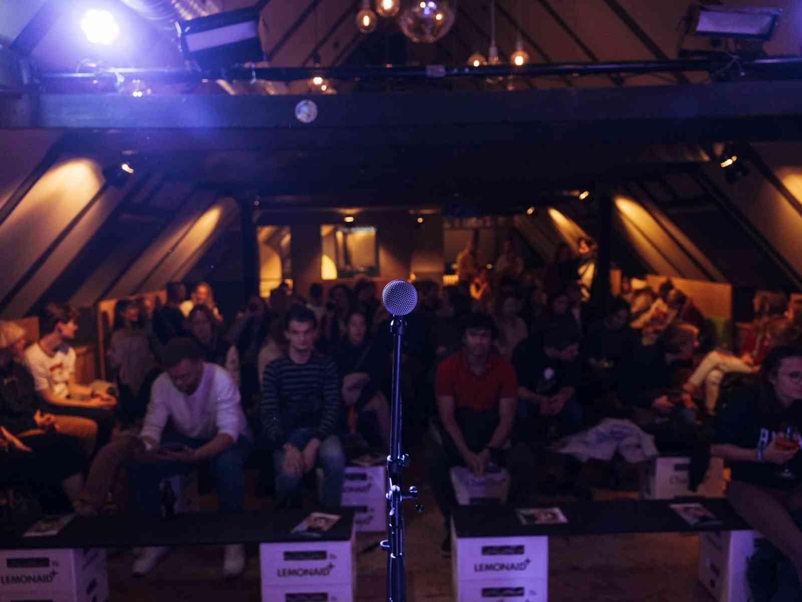 Personen sitzen im grünen Jäger im Publikum