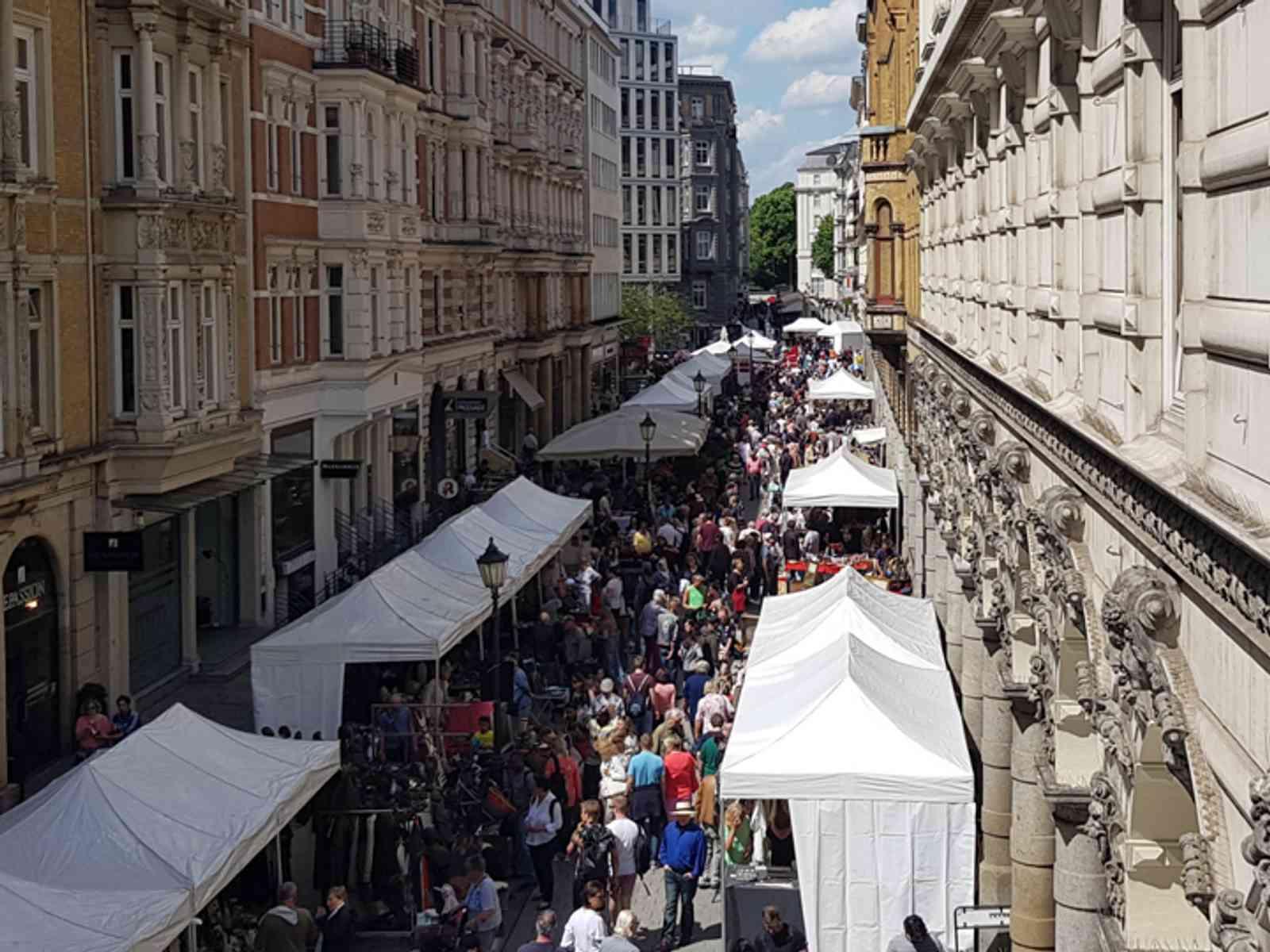 Designmarkt innerhalb der Colonnaden von oben fotografiert.