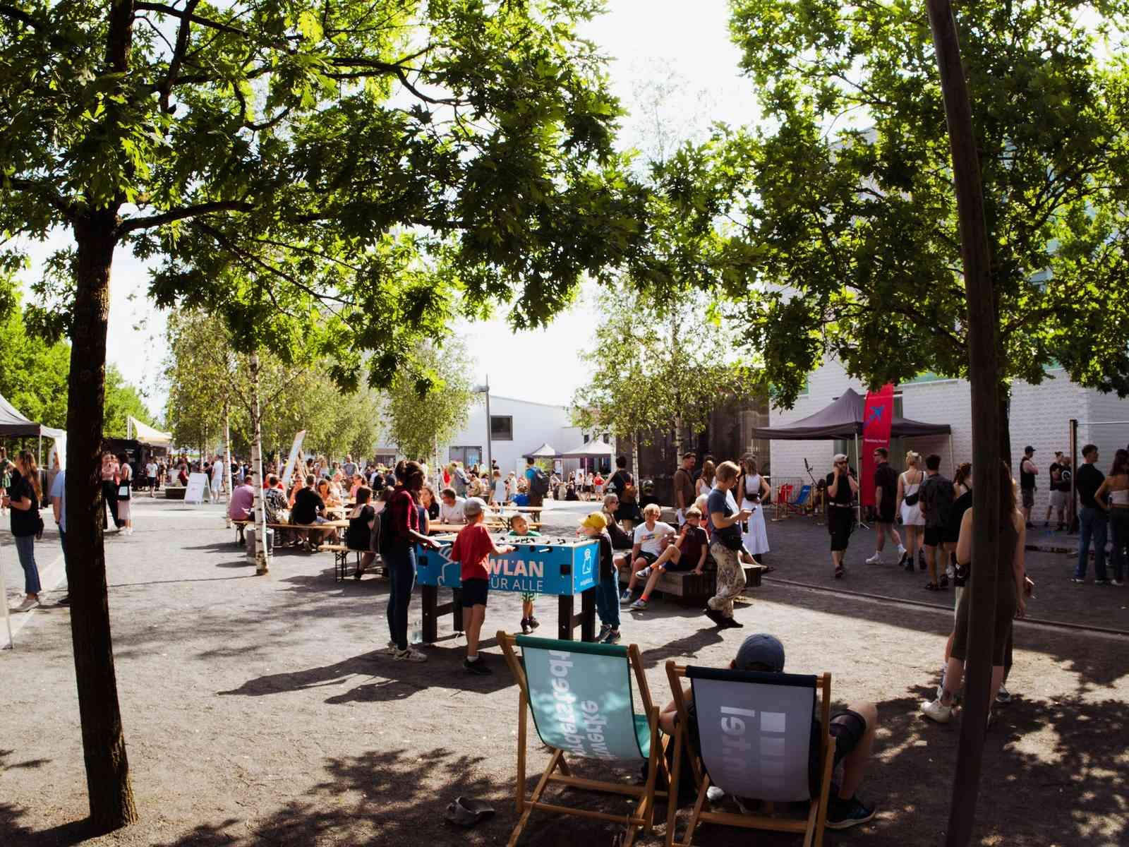 Personen auf dem Gelände des Impuls Festivals