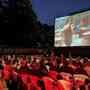 Personen beim Open-Air-Schanzen Kino auf Plastikstühlen