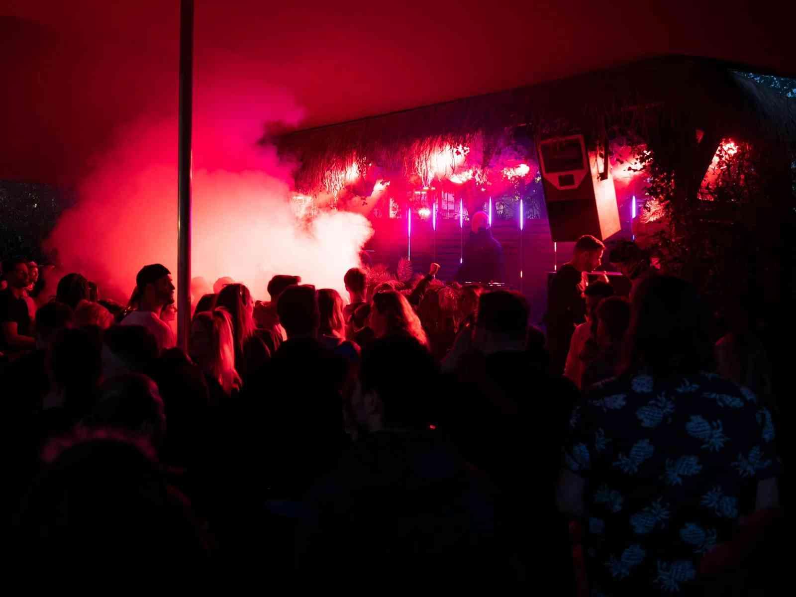 Party, Nebel und rotes Licht