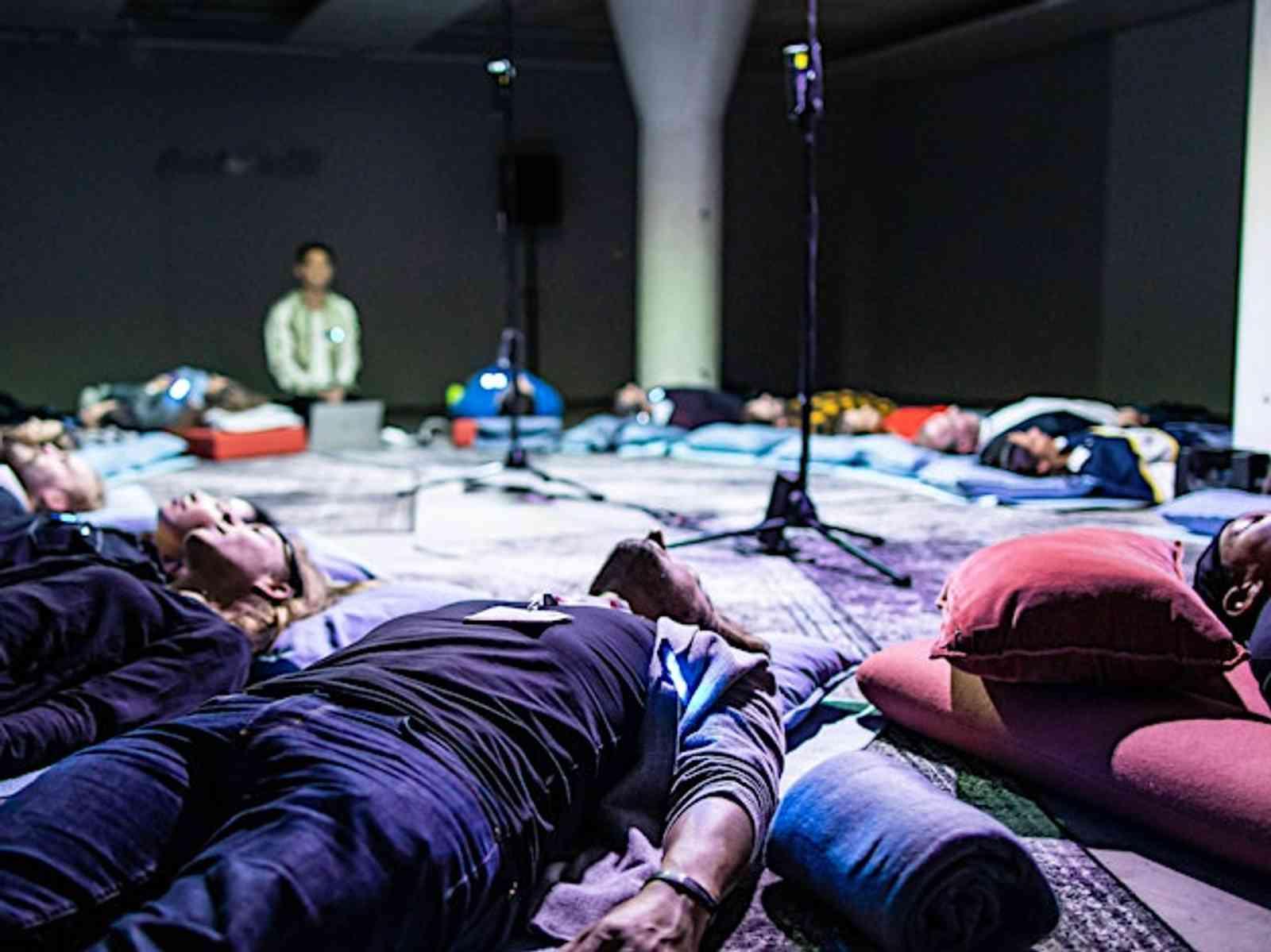 Meditierende Menschen auf dem Boden liegend