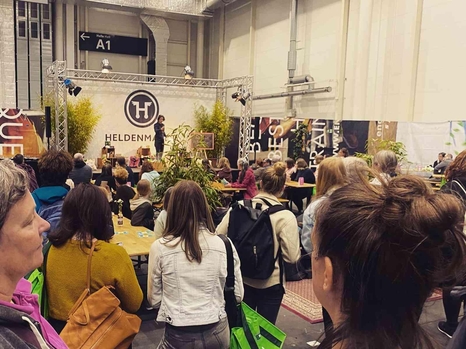 Viele Menschen zu Besuch beim Heldenmarkt.