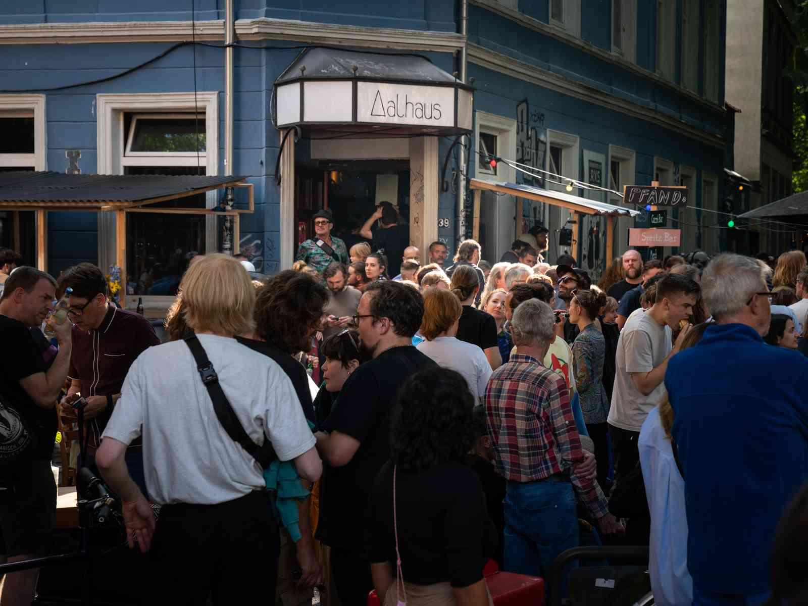 Viele Personen stehen vor dem Aalhaus