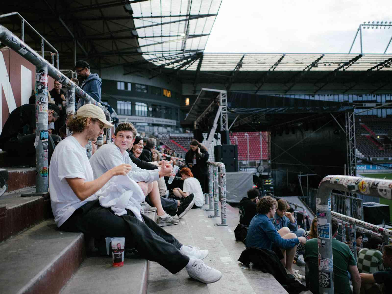 Personen sitzen im Stadion