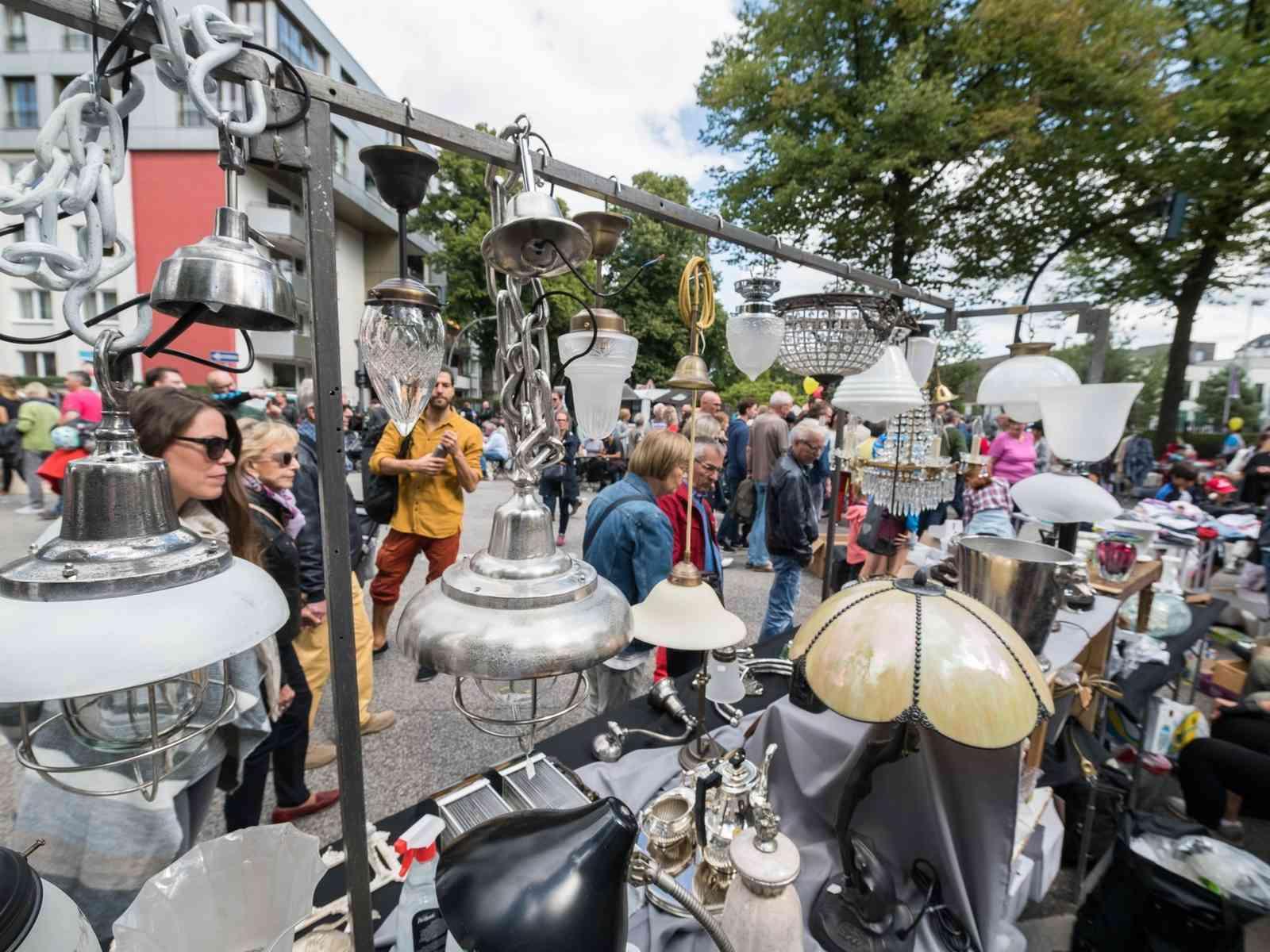 Vintage Lampen auf einem Flohmarkt