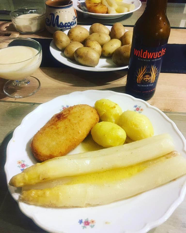 Spargel, Kartoffeln und eine Flasche Bier
