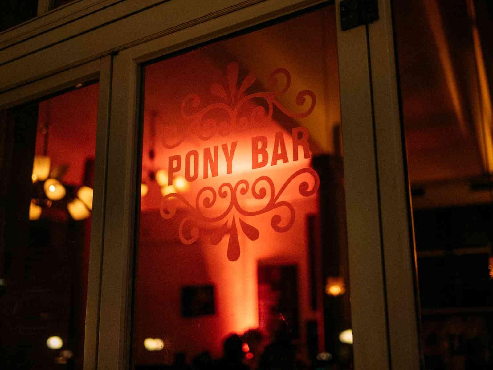 Pony Bar von außen