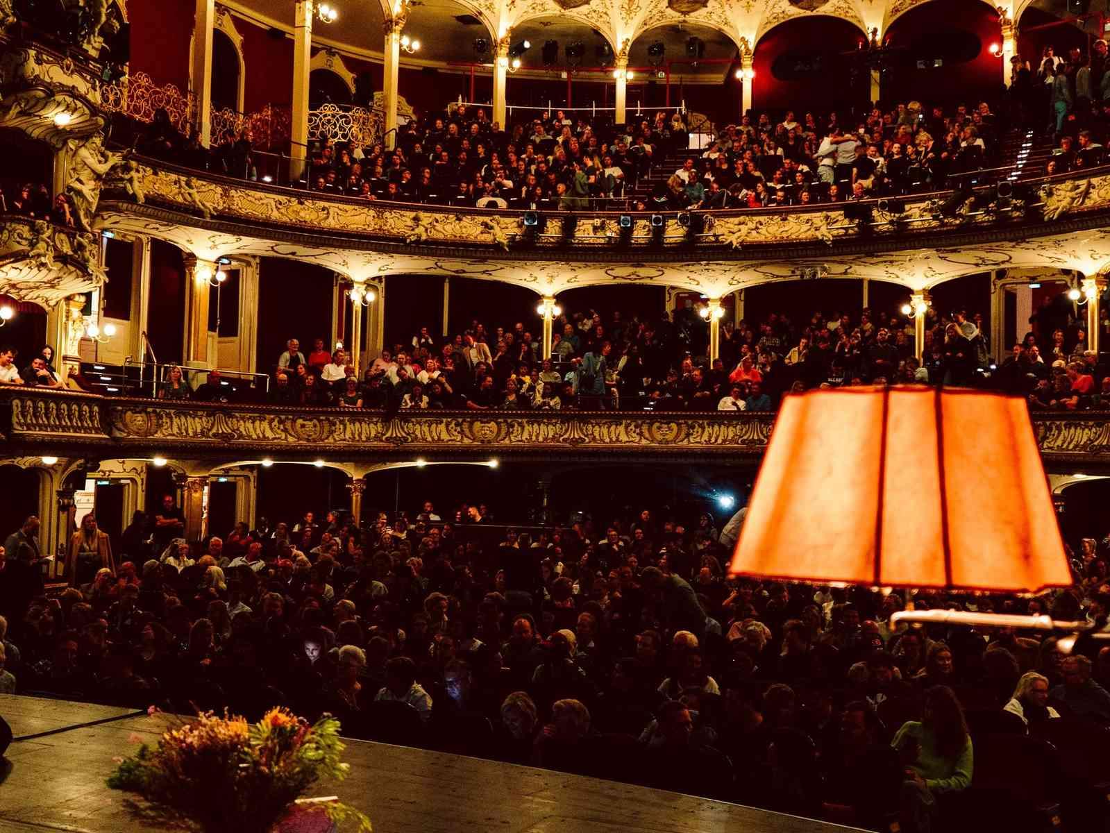 Schauspielhaus von der Bühne fotografiert mit Publikum