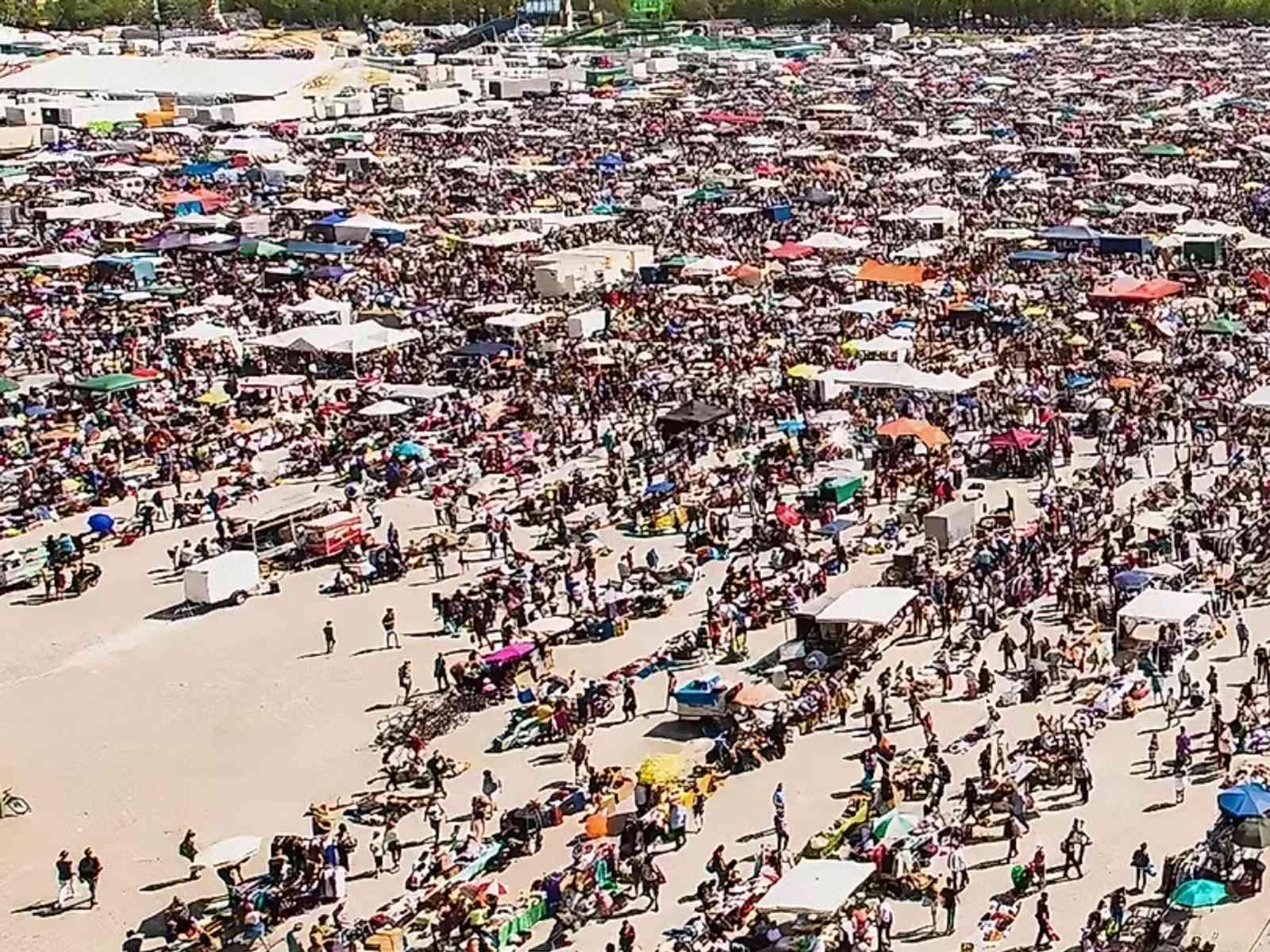 Flohmarkt-Stände und viele Menschen tummeln sich auf dem Heiligengeistfeld.