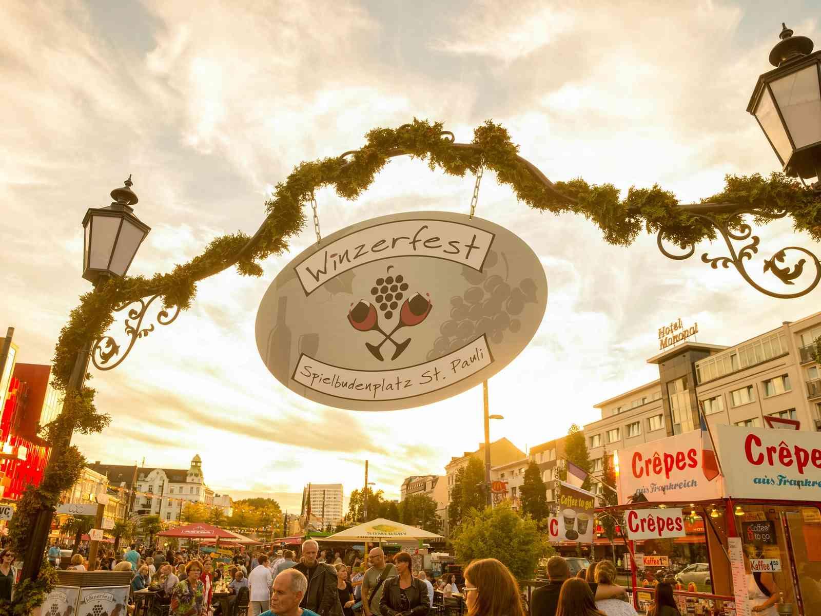 Das St. Pauli Winzerfest vom Eingang fotografiert