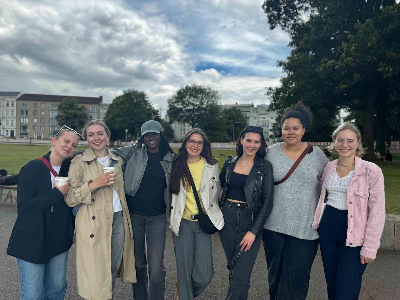 Gruppenfoto von sieben Frauen.