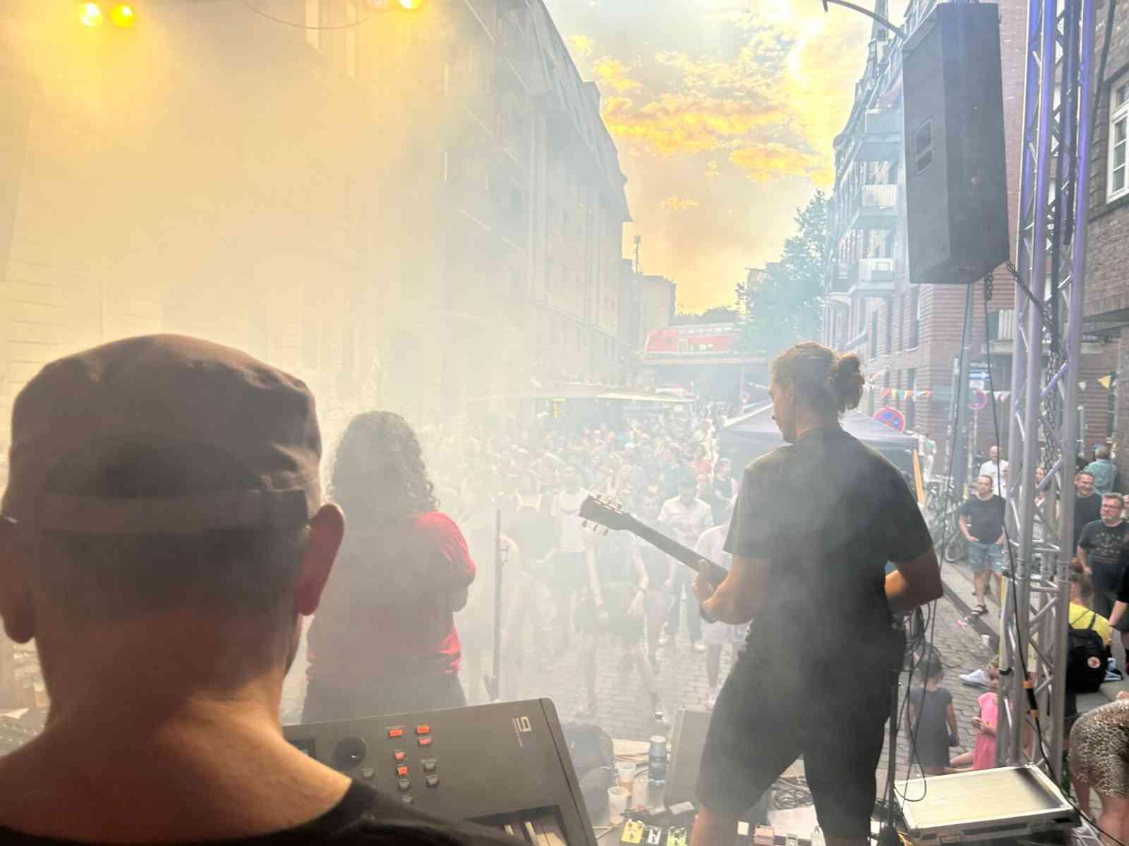 Band spielt im Sonnenuntergang im Nebel auf einer Bühne