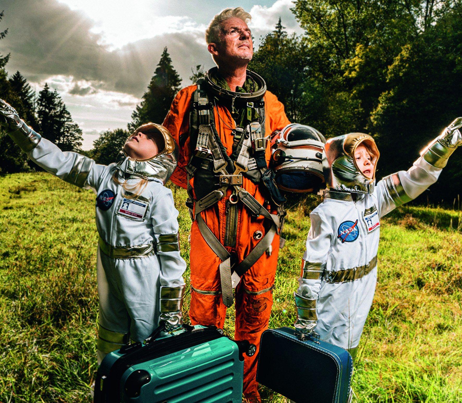 Drei Personen in Astronaut Anzügen auf einer Wiese