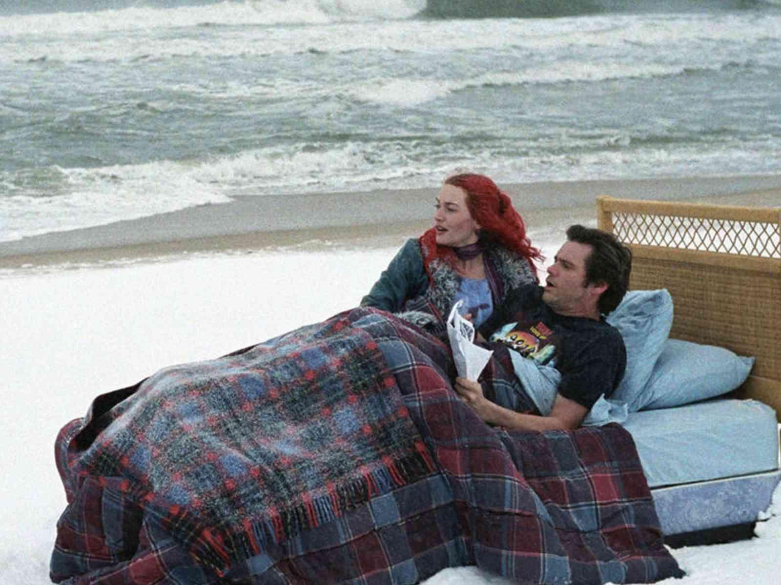 Zwei Personen im Bett am Strand