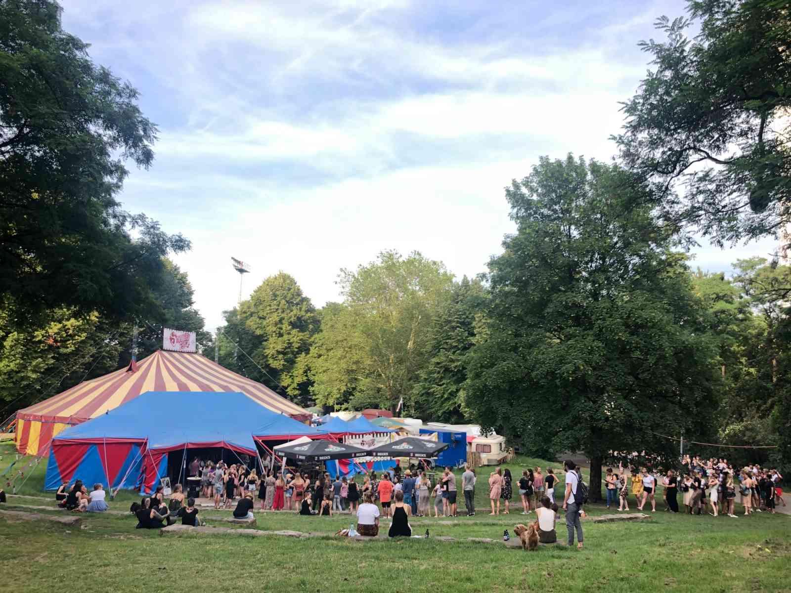 Schanzenzelt von außen, Personen stehen im Schanzenpark