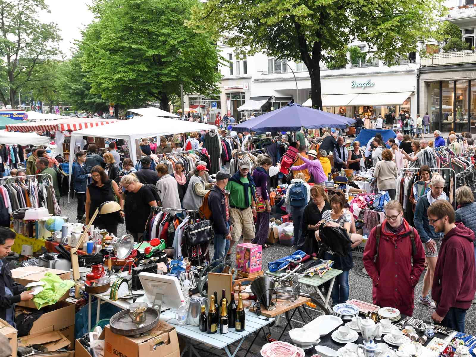 Personen stöbern an Flohmarktständen auf dem Eppendorfer Landstraßenfest
