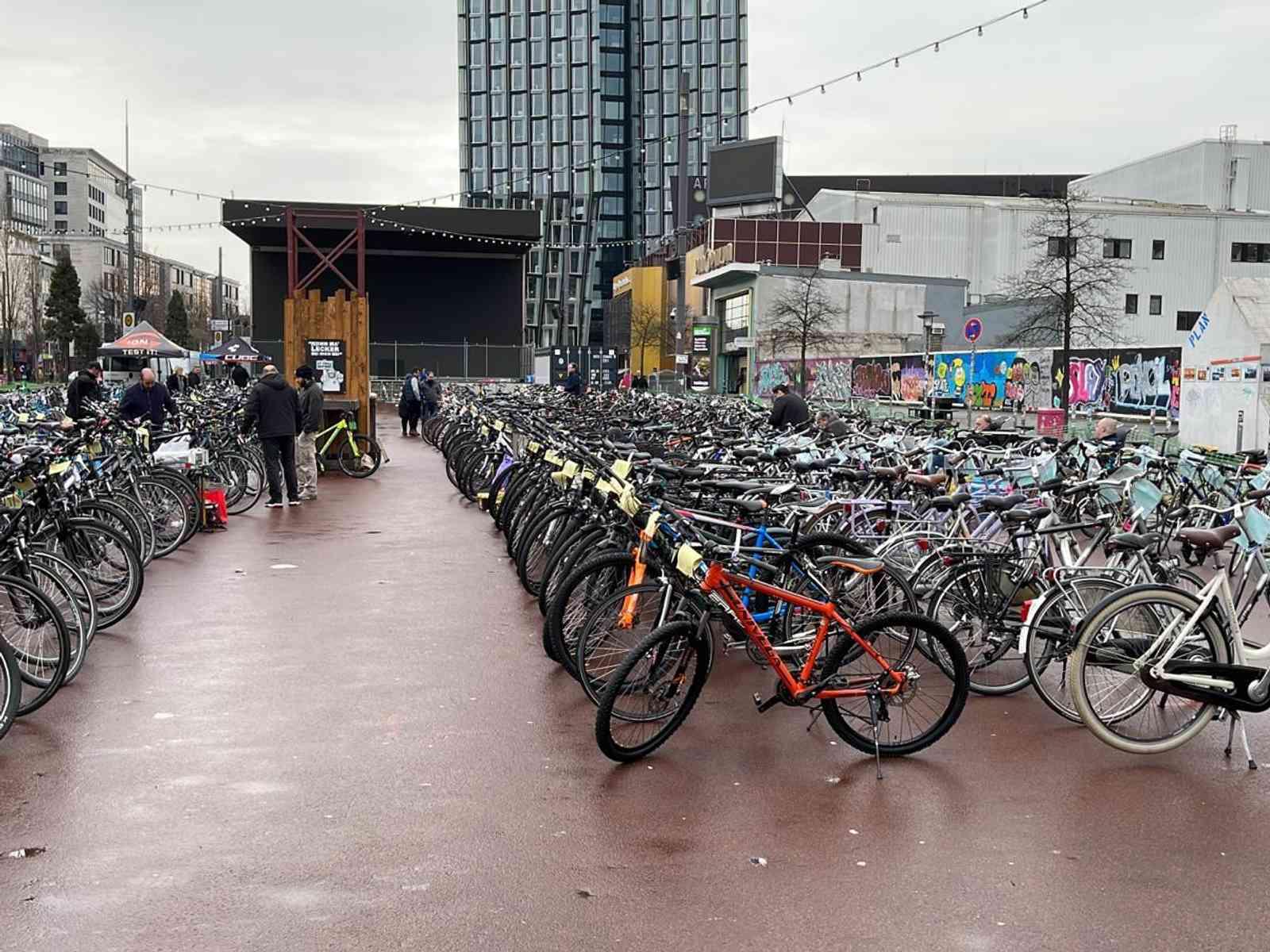 Viele Fahrräder stehen aufgereiht auf dem Speilbudenplatz