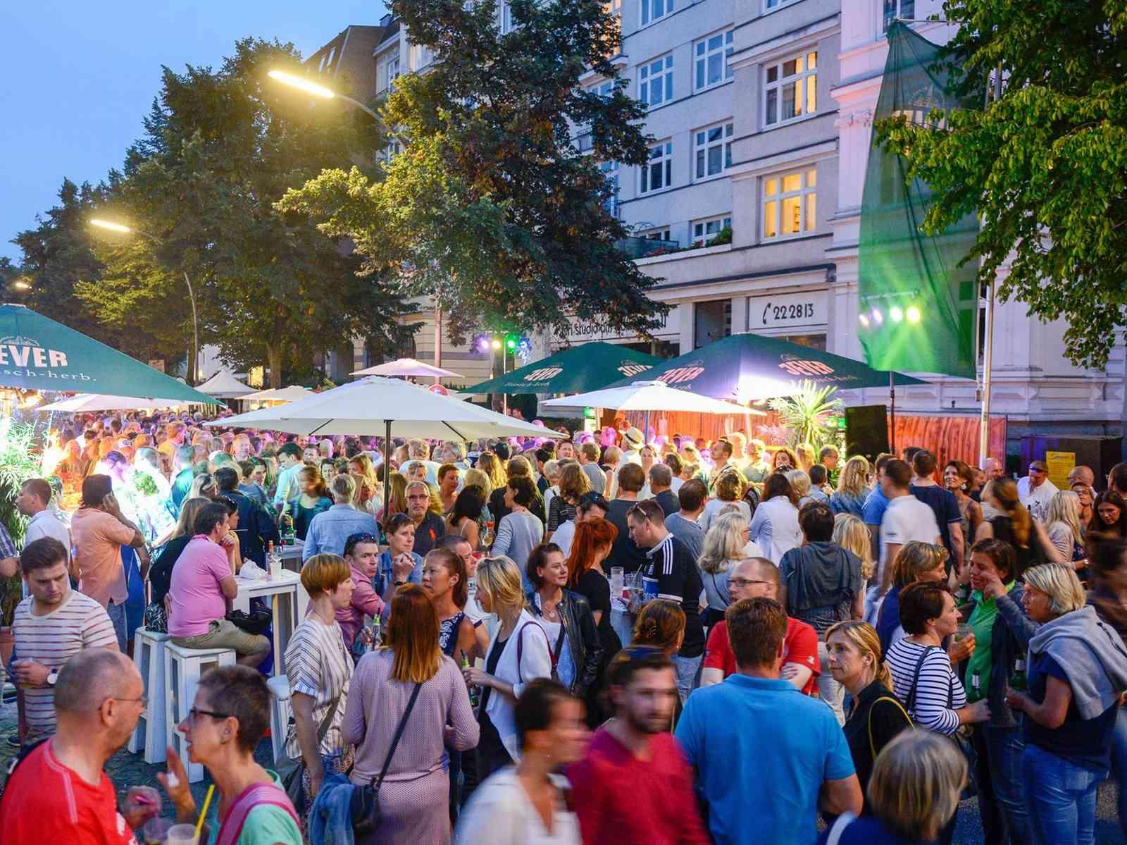 Viele Personen auf einem Platz in Uhlenhorst