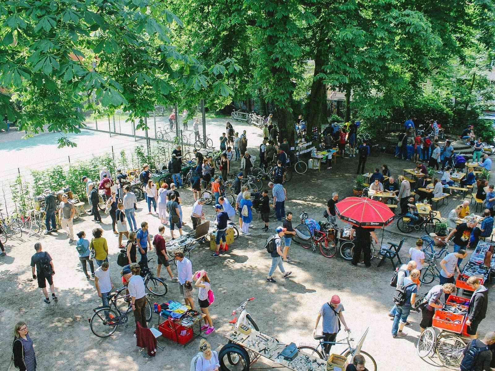 Personen und Fahrräder auf einem Platz
