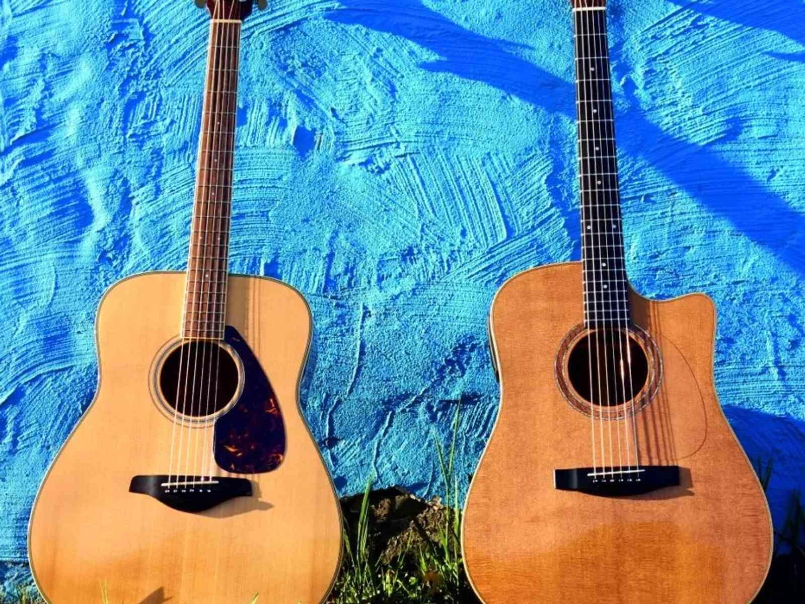 Zwei Gitarren vor einer blauen Wand