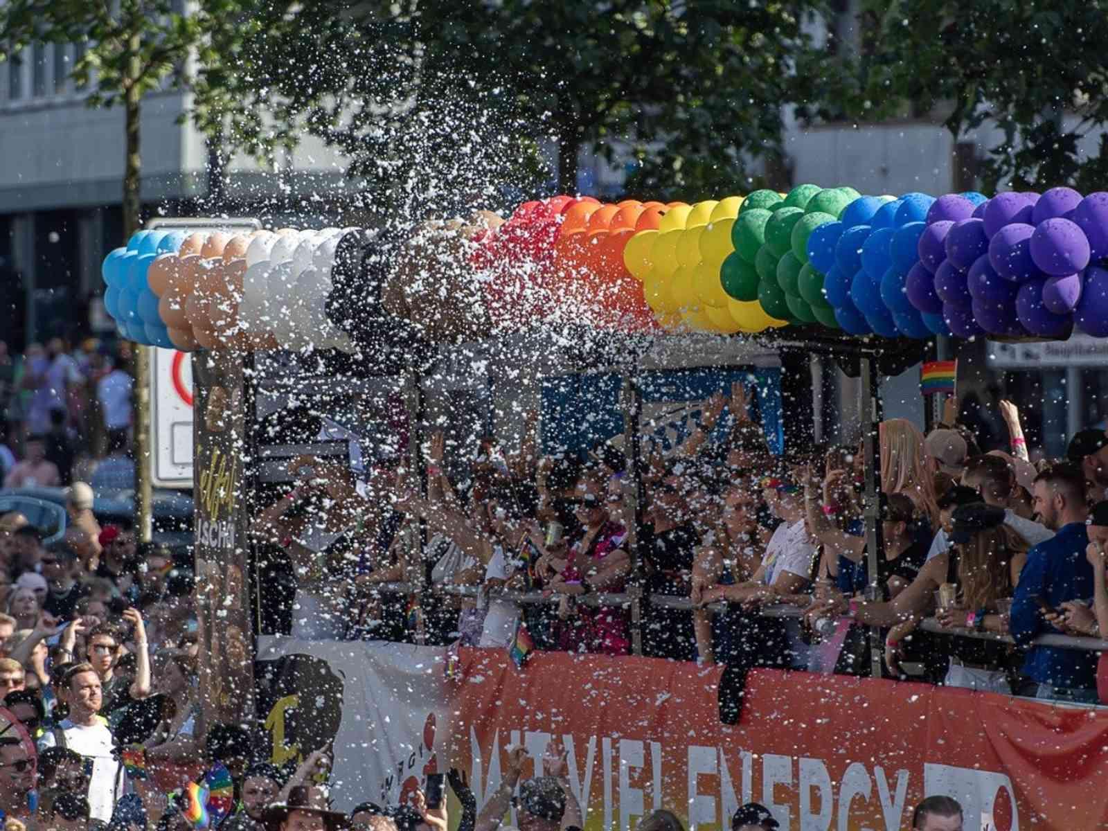 Bunter Wagen auf der CSD Demo in Hamburg